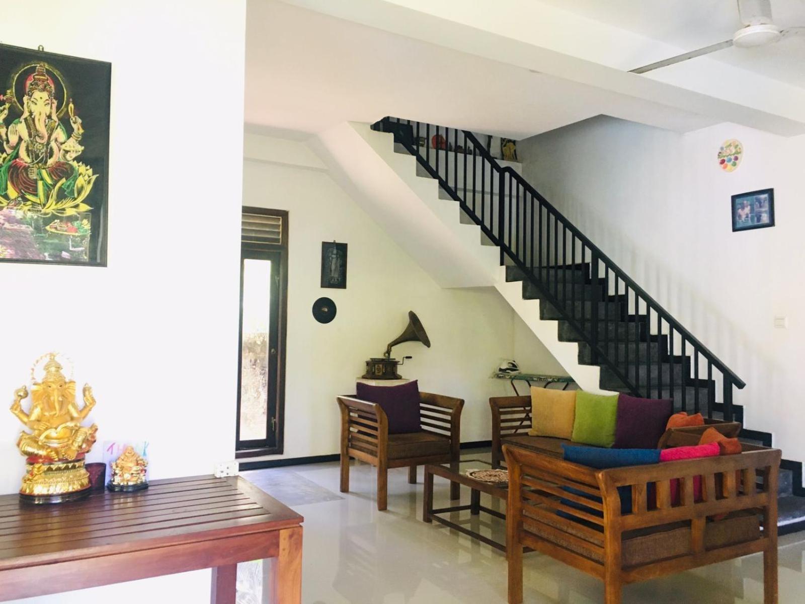 Om Villa Hikkaduwa Extérieur photo