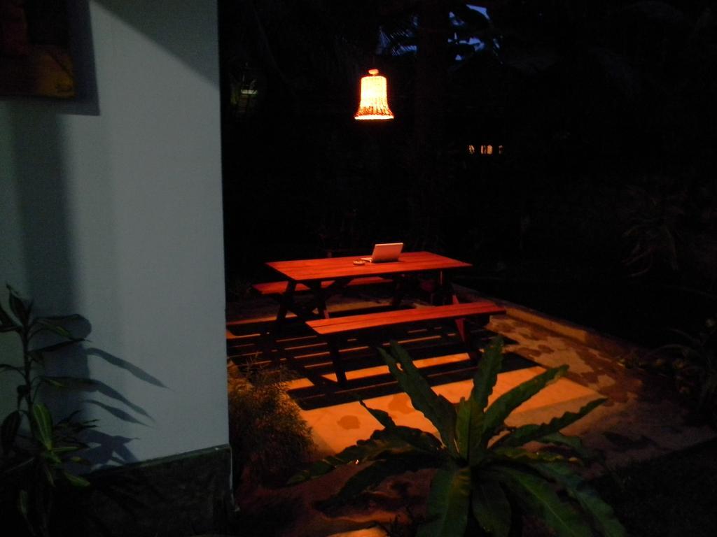 Om Villa Hikkaduwa Extérieur photo