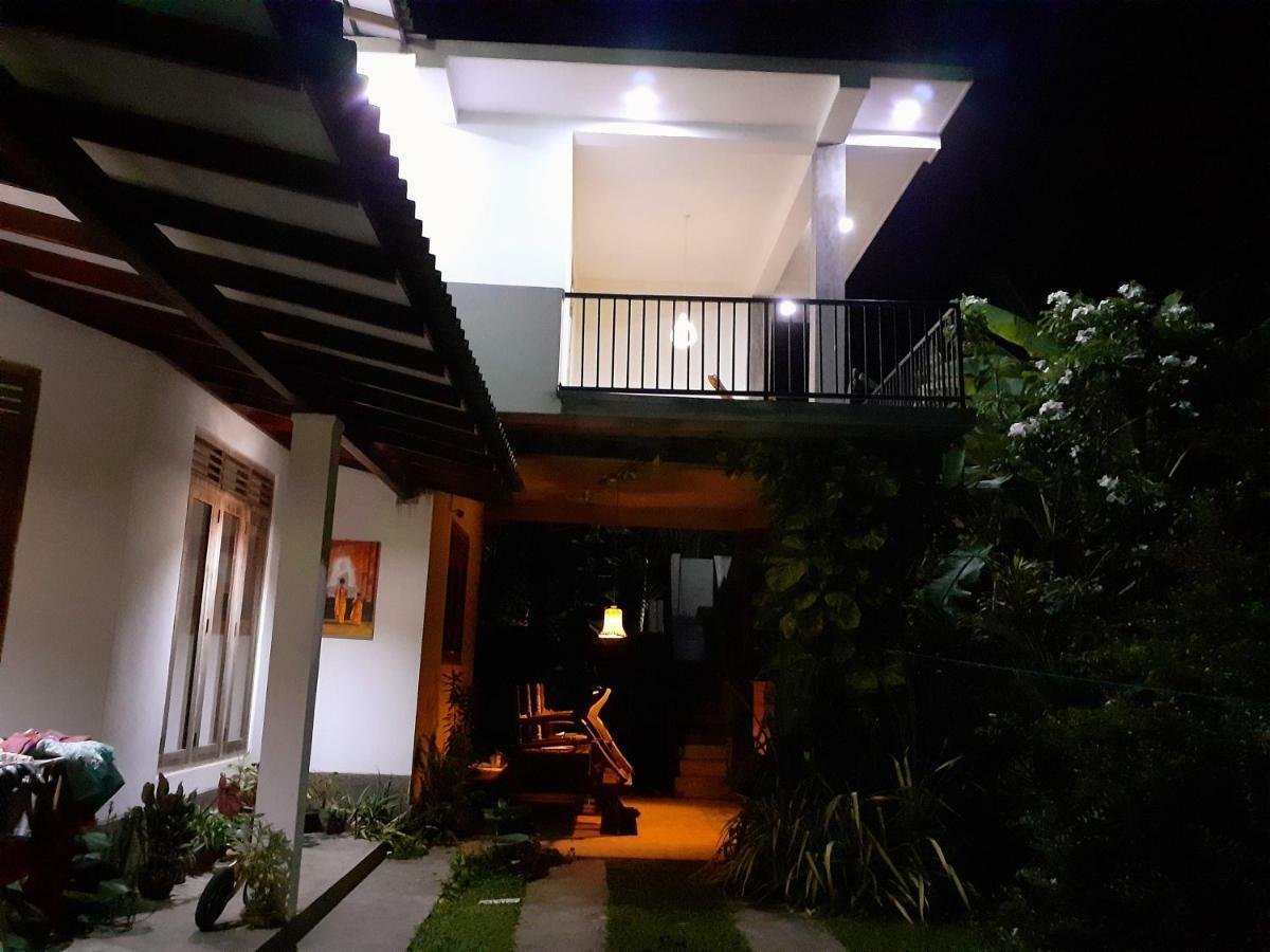 Om Villa Hikkaduwa Extérieur photo