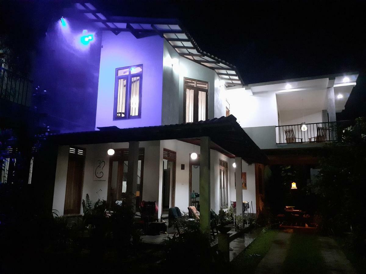 Om Villa Hikkaduwa Extérieur photo