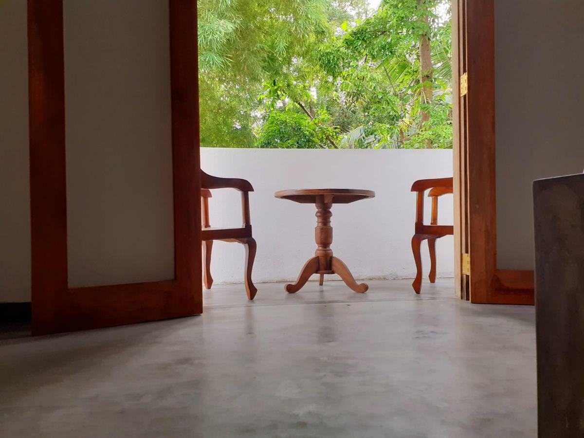 Om Villa Hikkaduwa Extérieur photo